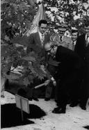 O Presidente da República Costa Gomes planta a «árvore da Paz», no "Parque da Amizade", em Belgrado, por ocasião da visita oficial à Jugoslávia