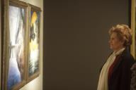 A Dra. Maria Cavaco Silva visita, na Câmara dos Azuis - Arte & Antiguidades, em Lisboa, a “Exposição antológica de pintura do Mestre Lima de Freitas”, a 15 de dezembro de 2009