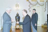 O Presidente da República, Jorge Sampaio, recebe as cartas credenciais do Embaixador da República da França, Senhor Daniel Lequertier, a 24 de outubro de 2002