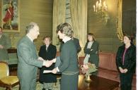 O Presidente da Repúlica e Senhora de Jorge Sampaio ntregam, a Instituições de Solidariedade Social, o remanescente da campanha eleitoral para as Presidenciais de 2001, a 20 de dezembro de 2001