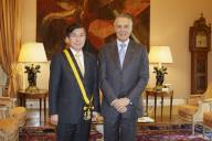 O Presidente da República, Aníbal Cavaco Silva, agracia o Embaixador da Coreia em Portugal, Jung-hee Yoo, com a Grã-cruz da Ordem do Mérito, a 15 de abril de 2015
