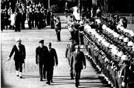 O Presidente da República Francisco Costa Gomes passa as tropas em revista, acompanhado do 1.º Ministro italiano, Aldo Moro