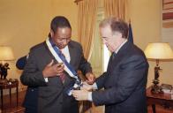 Audiência concedida pelo Presidente da República, Jorge Sampaio, ao Embaixador da República da África do Sul, Lucas Mahlasela Makhubela, a 7 de dezembro de 2000