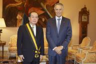 O Presidente da República, Aníbal Cavaco Silva, condecora o Embaixador do Japão, Nobutaka Shinomiya com a Grã Cruz da Ordem do Mérito, a 30 de setembro de 2013
