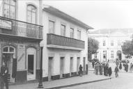 Reprodução de uma foto antiga tirada numa rua com vista para o largo da Câmara Municipal, na cidade de Angra do Heroísmo