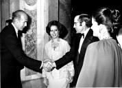 O Presidente da República, Ramalho Eanes, cumprimenta o Chefe de Estado francês, Giscard d'Estaing, na presença das respetivas Primeiras-Damas, por ocasião da visita oficial a França, realizada entre 8 e 11 de outubro de 1979.