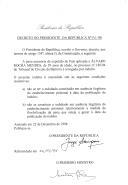Decreto que revoga, por indulto, a pena acessória de expulsão do País aplicada a Álvaro Rocha Mendes, de 39 anos de idade, no processo n.º 180/94 do Tribunal do Círculo do Barreiro.