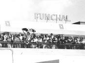 Populares saudando o Presidente da República, Ramalho Eanes, à sua chegada à Madeira, no Aeroporto do Funchal