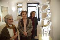 A Dra. Maria Cavaco Silva visita a exposição de Esculturas “Hino à Vida”, de Cristina Leiria, patente na Galeria Tapeçarias de Portalegre, em Lisboa, a 14 de fevereiro de 2011