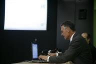 O Presidente da República, Aníbal Cavaco Silva, participa numa experiência interativa on-line, no âmbito do projeto Integra 21, no Palácio Nacional de Belém, a 14 de junho de 2007
