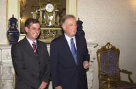O Presidente da República, Jorge Sampaio, condecora o Assessor para os Assuntos Regionais e Locais, Pedro Reis, a 15 de junho de 2004