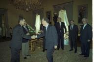 O Presidente da República, Jorge Sampaio, recebe um conjunto de personalidades na Sala Dourada, 1999 (?)