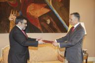 O Presidente da República, Aníbal Cavaco Silva, recebe em audiência o Embaixador Miguel Almeida e Sousa, para entrega de cartas credenciais como representante diplomático de Portugal em Telavive, Israel, a 4 de abril de 2012