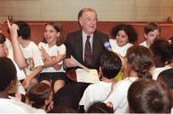 O Presidente da República, Jorge Sampaio, recebe um grupo de crianças da Escola Básica Integrada de Santa Catarina de Caldas da Rainha, no âmbito das comemorações do Dia Mundial da Criança, a 1 de junho de 2000