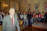 O Presidente da República, Jorge Sampaio, recebe alunos de Cabeceiras de Basto, no âmbito das comemorações do 25 de abril, a 17 de março de 2004