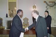 O Presidente da República, Jorge Sampaio, recebe as credenciais do Embaixador da República da Guiné-Bissau, Joãozinho Vieira Có, a 20 de setembro de 2002