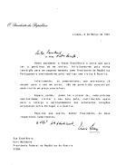 Carta do Presidente da República, Mário Soares, dirigida a Presidente da Áustria, Kurt Waldheim, agradecendo a sua carta com mensagem de felicitações por ocasião da sua reeleição para um segundo mandato presidencial e o convite endereçado para uma visita aquele país, mas lamentando não poder concretizá-la em "prazo previsível".
