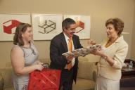 A Dra. Maria Cavaco Silva recebe, em audiência, o casal Filipa Fernandes e Paulo Cunha, que lhe ofereceu uma fotografia do seu casamento,  a 19 de maio de 2011
