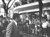 O Presidente Ramalho Eanes, saudando a população numa rua do Funchal