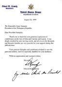 Carta de Edward M. Kennedy dirigida ao Presidente da República Portuguesa, Jorge Sampaio, agradecendo a sua mensagem de condolências por ocasião da morte trágica do seu sobrinho John Kennedy Jr. junto com a sua mulher, Carolyn e a sua cunhada, Lauren.