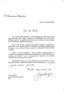 Carta do Presidente da República, Jorge Sampaio, dirigida a Kay Rala Xanana Gusmão, agradecendo a sua "cordial mensagem de felicitações" e os presentes que lhe enviou por ocasião da sua reeleição assim como o convite formulado para uma visita a Timor.