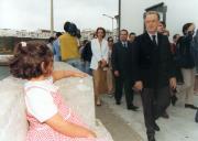 O Presidente da República, Jorge Sampaio, seguido do Presidente da Região Autónoma dos Açores, Carlos César e demais comitiva, é observado por criança sentada no paredão, por ocasião da sua visita ao Açores, em julho de 1999