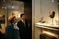 Maria Cavaco Silva visita, na Galeria Jorge Welsh, em Lisboa, a exposição “Depois dos Bárbaros II, Obras de Arte Namban para os Mercados Japonês, Português e Holandês”, a 31 de janeiro de 2008