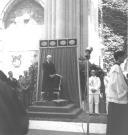 O Presidente da República Américo Tomás na Igreja do Convento do Carmo, por ocasião de Missa realizada na receção da Peregrinação Nacional das relíquias do Santo Condestável, em Lisboa.