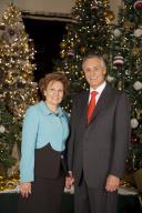 Fotografias do Presidente da República, Aníbal Cavaco Silva e Maria Cavaco Silva, junto à árvore de Natal da Presidência da República, a 13 de dezembro de 2010