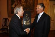 O Presidente da República, Aníbal Cavaco Silva, recebe uma oferta da edição especial do livro “Açor Eterno - Trilogia de uma Ave e de um Povo”, a 7 de dezembro de 2006