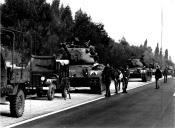 Coluna de viaturas militares paradas na berma da estrada