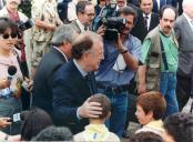 O Presidente da República, Jorge Sampaio, de passeio entre a população, rodeado de jornalistas e repórteres, saúda uma criança, por ocasião da sua visita ao Açores, em julho de 1999