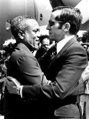 Abraço entre o Presidente guineense, Luís Cabral e o Presidente da República, Ramalho Eanes, no aeroporto de Bissau, por ocasião da Cimeira Luso-Angolana, realizada na Guiné-Bissau entre 24 e 26 de junho 1978