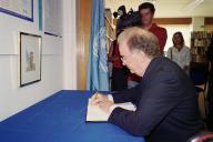 O Presidente da República, Jorge Sampaio, assina Livro de Condolências, na sequência da morte de Sérgio Vieira de Mello, em agosto de 2003