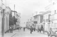 Reprodução de uma foto antiga com pormenor de uma rua, na cidade de Angra do Heroísmo