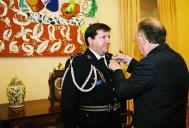 O Presidente da República, Jorge Sampaio, condecora o Subcomissário da PSP do Palácio Nacional de Belém, Ezequiel Santos, com o Grau de Oficial da Ordem de Mérito, a 6 de março de 2006