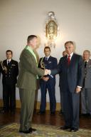 O Presidente da República, Aníbal Cavaco Silva, condecora o Comandante Supremo Aliado na Europa (SACEUR) da NATO, General James Logan Jones, com a Grã-Cruz da Ordem de Avis, a 17 de outubro de 2006