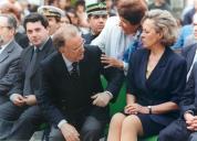 O Presidente da República, Jorge Sampaio, sentado junto de Maria José Ritta, é cumprimentado por uma cidadã, por ocasião de cerimónia pública durante a visita oficial aos Açores, em julho de 1999