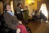 A Dra. Maria Cavaco Silva recebe um grupo de 14 alunos, portadores de mobilidade reduzida, da escola EB1 nº 204, do Agrupamento de Escolas Prof. Lindley Cintra, inserida no Centro de Paralisia Cerebral Calouste Gulbenkian, no Lumiar, Lisboa, que visitaram o Palácio de Belém, a 27 de abril de 2009
