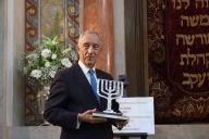 O Presidente da República Marcelo Rebelo de Sousa visita a Sinagoga de Lisboa, assistindo a uma celebração, na qual, após usar da palavra, descerra uma lápide em honra de Shimon Peres, a 19 dezembro 2016