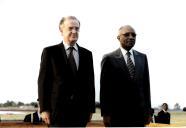 O Presidente da República, Jorge Sampaio e o Presidente da República Democrática de São Tomé e Príncipe, Dr. Miguel Trovoada, à chegada a São Tomé.