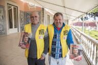 O Presidente da República, Marcelo Rebelo de Sousa, recebe o novo colete amarelo da revista Cais, entregue por dois vendedores no Palácio de Belém, a 3 de março de 2017