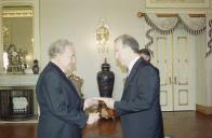 O Presidente da República, Jorge Sampaio, recebe credenciais do Embaixador da Roménia, Senhor Dan Martian, a 12 de outubro de 2001